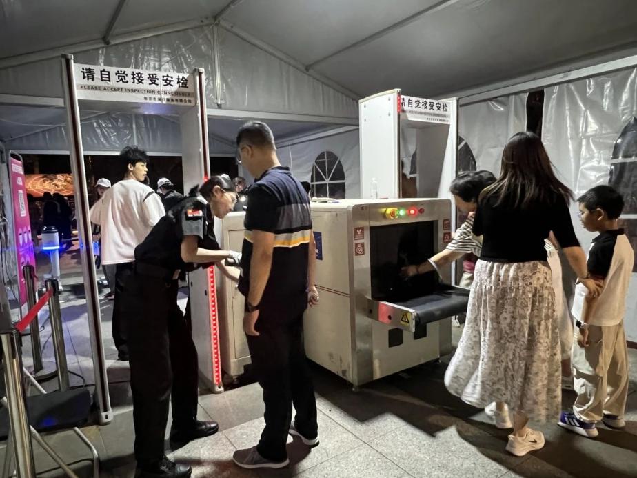 C:/Users/BA/Desktop/“安保鐵軍、硬核保障”2024系列報(bào)道四十三——月滿中秋，南京市保安服務(wù)有限公司圓滿護(hù)航“2024 南京森林音樂(lè)會(huì)”/4.jpg4